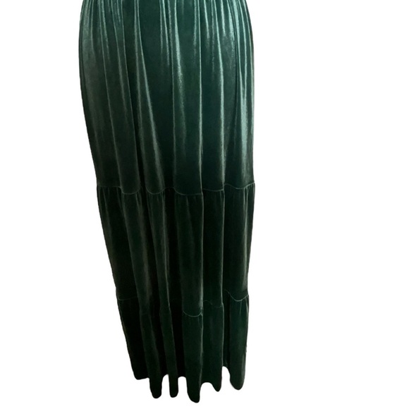 Faeriesty Elegant Green Velvet Maxi Tiered A Line Plus Size Dress - Picture 8 of 16